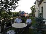 Gerhard Soukup mit Helga im Garten