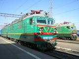 Zwei E-Lokomotiven in Almaty, Kasachstan