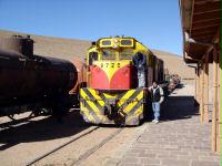 Argentinische GT 22 mit Zug im Bahnhof