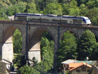 Auf dem Viadukt umfährt der Zug den Ort Tende
