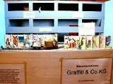 Quelle: SWR, Wolfgang Drichelt Ein interaktives Layout. Besucher erstellen Bauzaungraffities und verändern somit ständig das Aussehens des Dioramas.