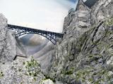 675 Miniatur Wunderland: Eisenbahnbrücke zwischen zwei Felsen