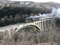 Zug fährt über die "Steinbogenbrücke über den Isonzo"