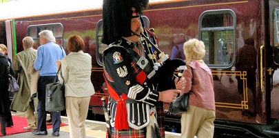 Stilechte Begrüßung der Fahrgäste in Edinburgh Waverley Station.